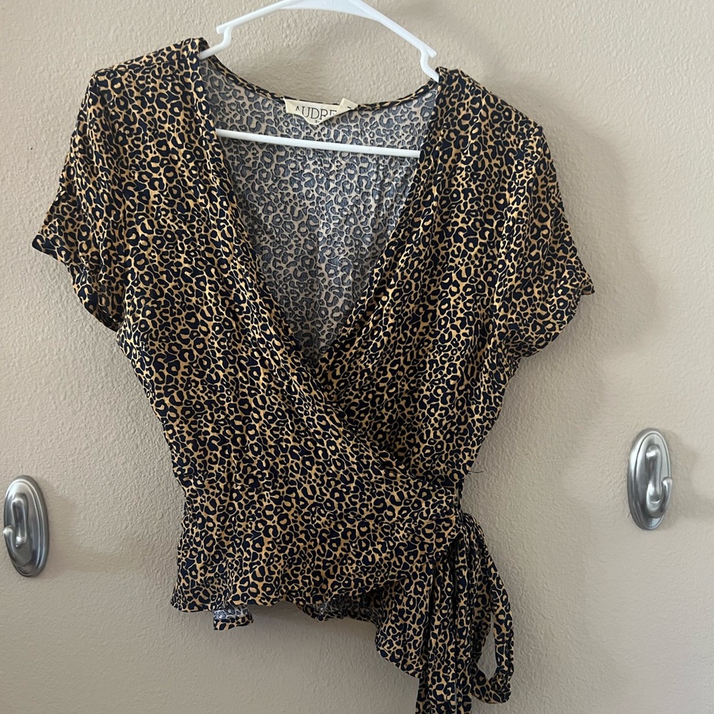 Nectar brand wrap shirt, size small